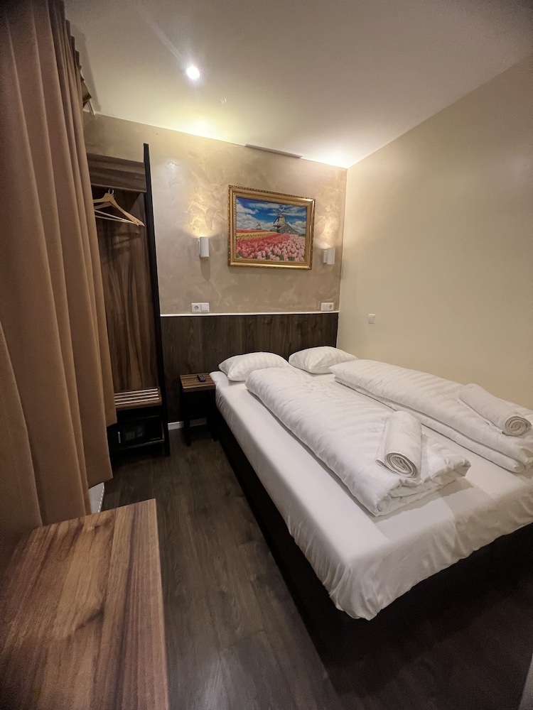 ROOM, DOUBLE BED