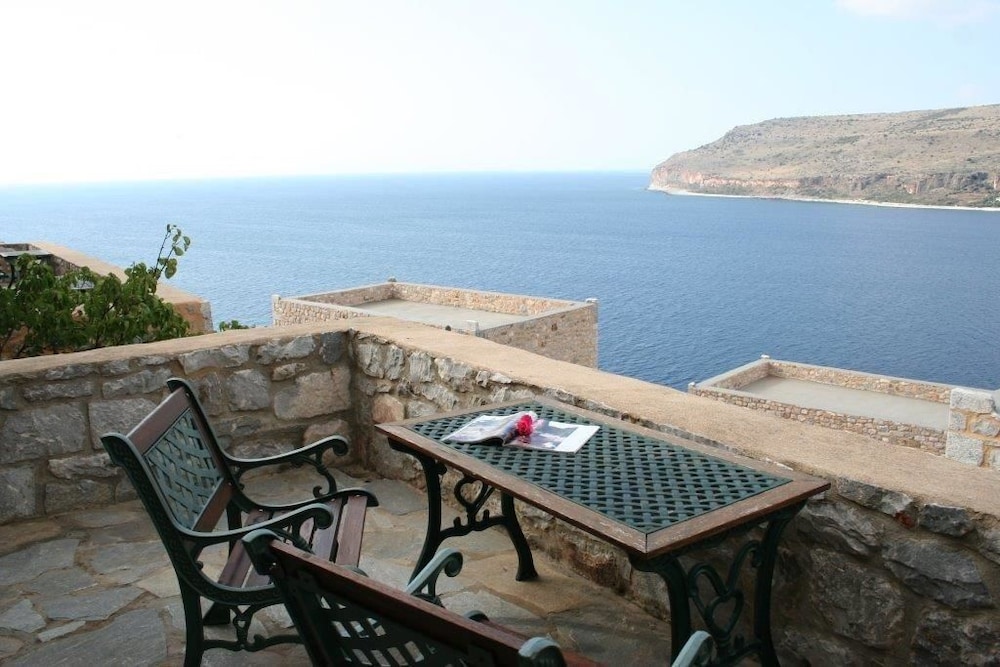 Limeni Village Hotel 31/37