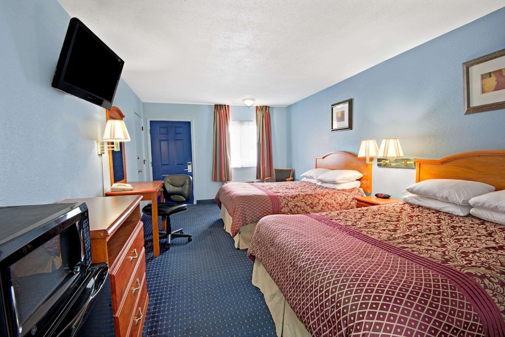 Days Inn By Wyndham Ku Lawrence 11/29