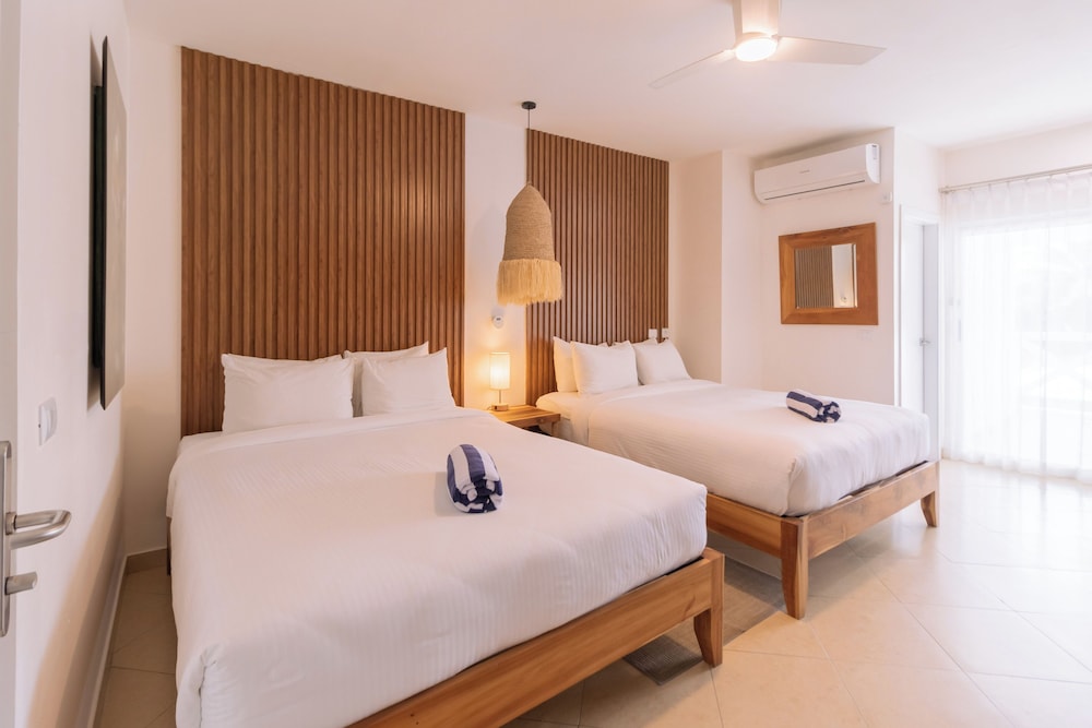 غرفة ديلوكس بسريرين كوين بشرفة بإطلالة جزئية على البحر، Hotel Santa Teresa 6/10