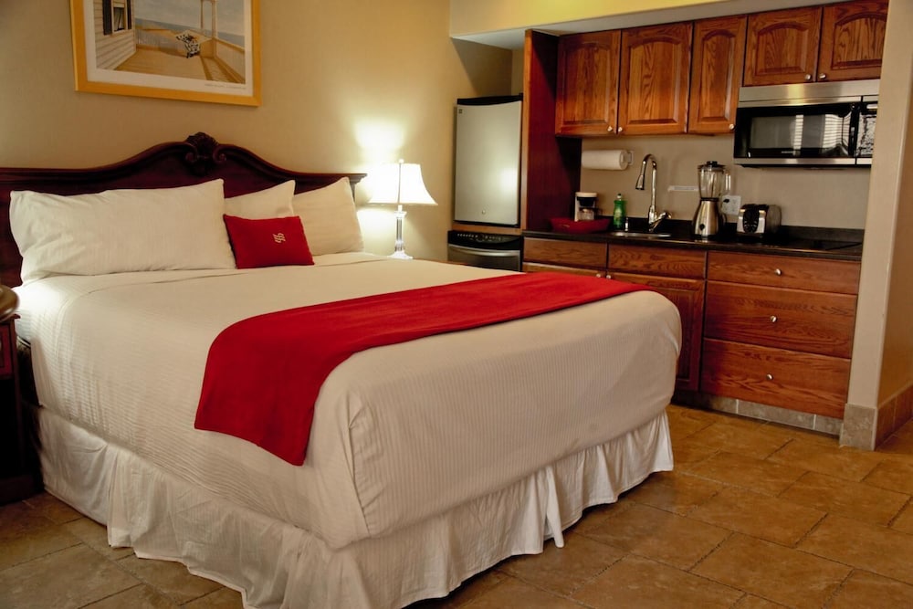 Lake Grassy Inn & Suites 13/38