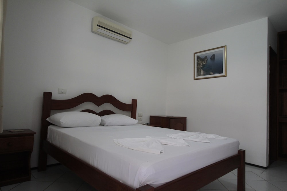 ROOM, TWIN BEDS, QUEEN BED
