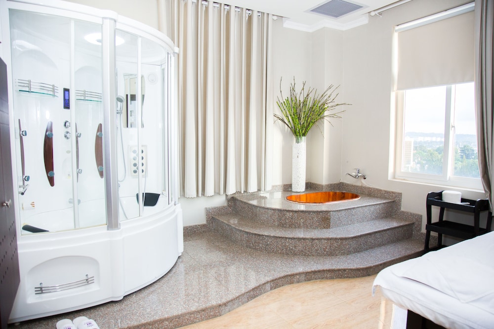 Hai Ba Trung Hotel & Spa 28/38
