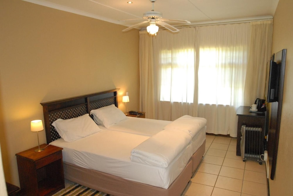 Emafini Country Lodge 7/57