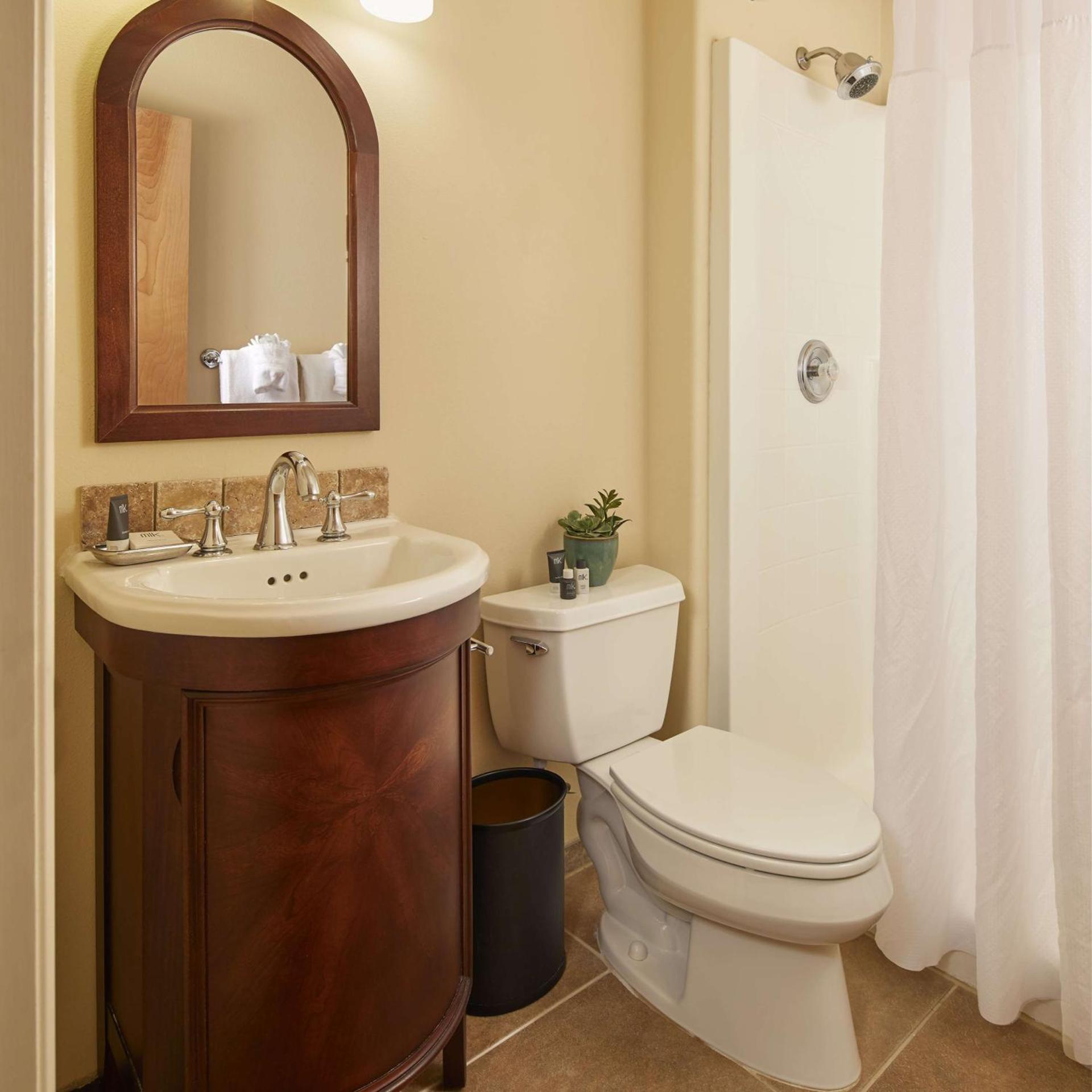 جناح بسرير كينج بشرفة مع أريكة بمطبخ صغير، Best Western Wesley Inn & Suites 4/5