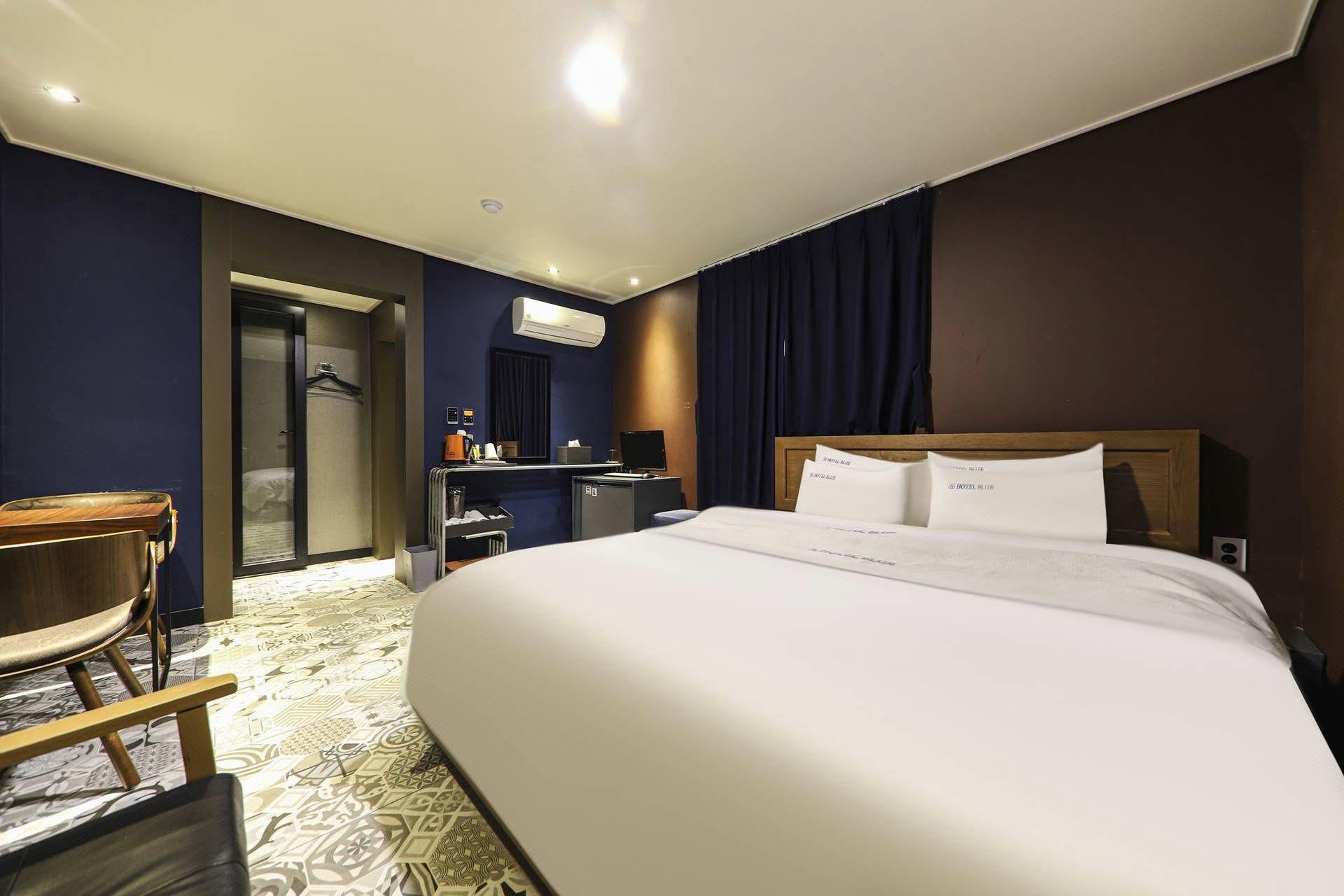 Blue Hotel 16/28