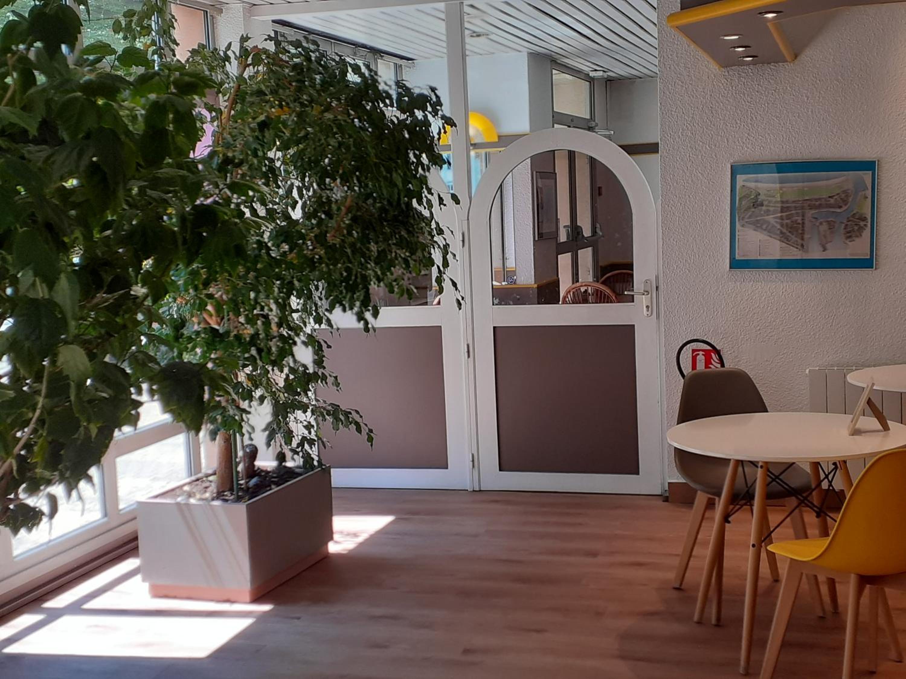 EGG HOTEL - HOTEL LES GENS DE MER Dieppe 25/48