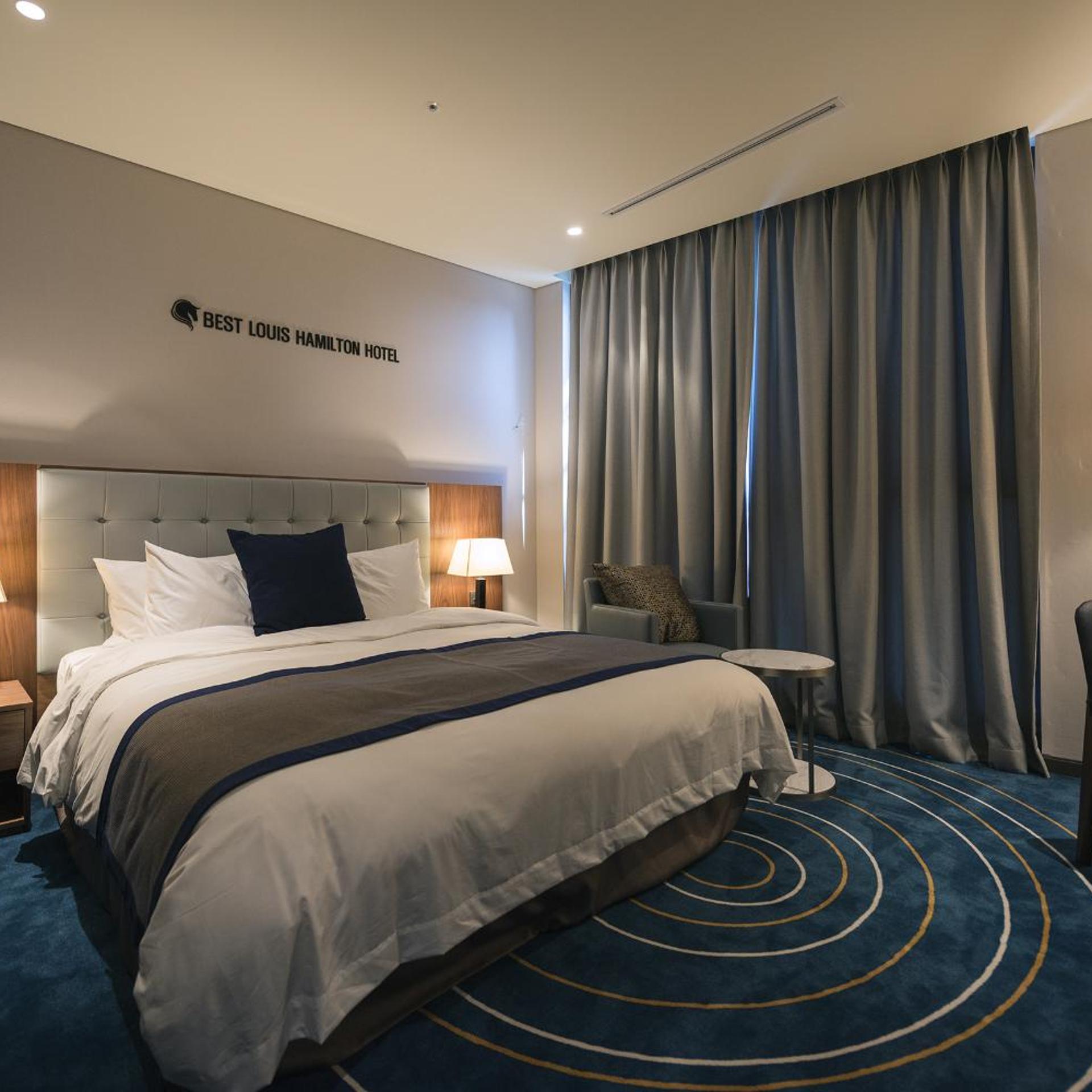 DELUXE, KING BED