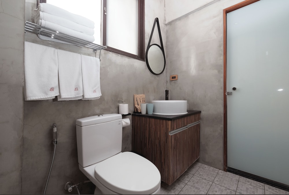 JOURNEY HOSTEL 65/68