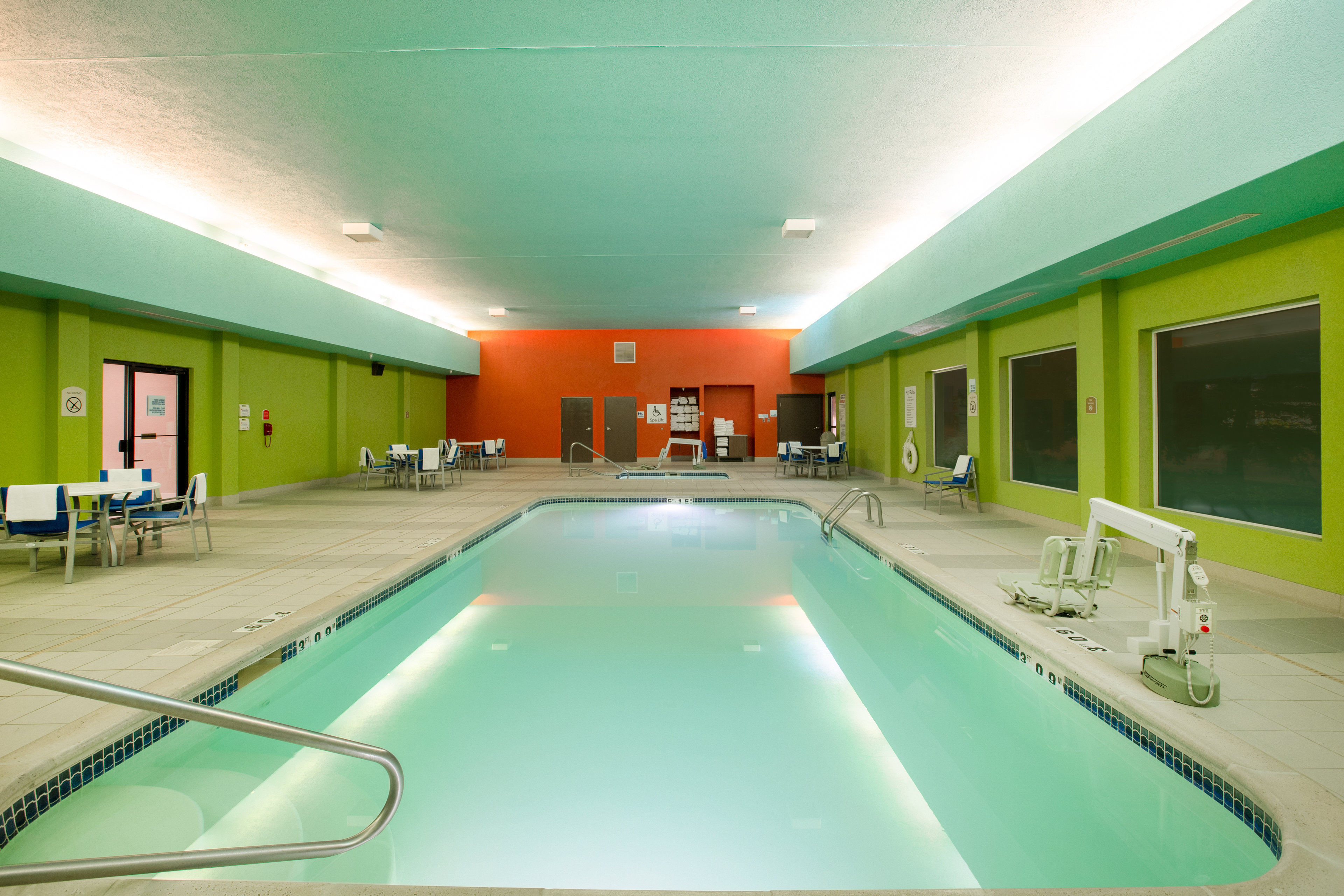 Holiday Inn Express Hotel & Suites Columbus 15/26