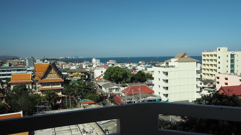 City Beach Resort 7/49