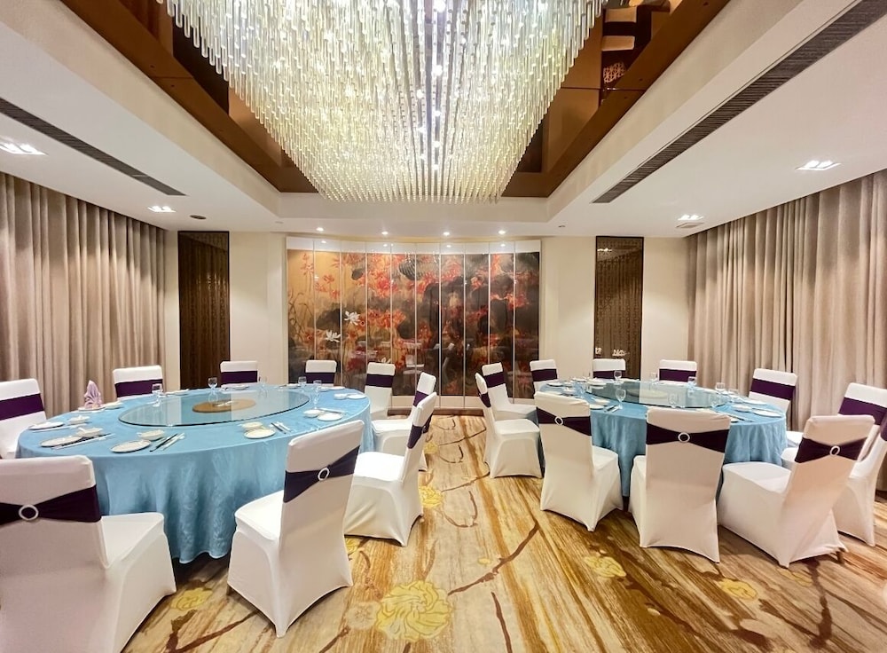 Guangdong Hotel (Sun Yat-sen Memorial Hall Station) 65/73