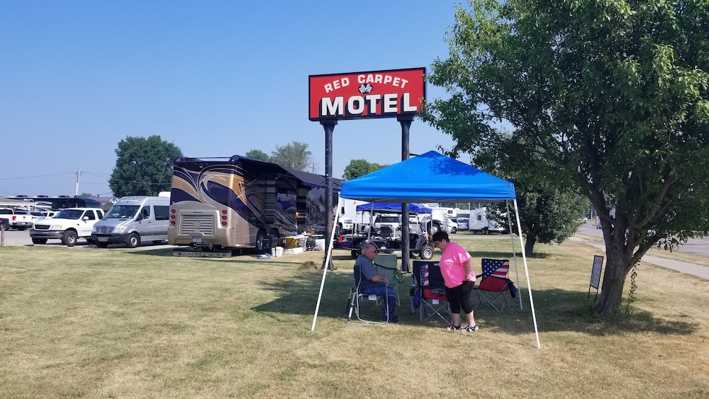 Red Carpet Motel 48/50