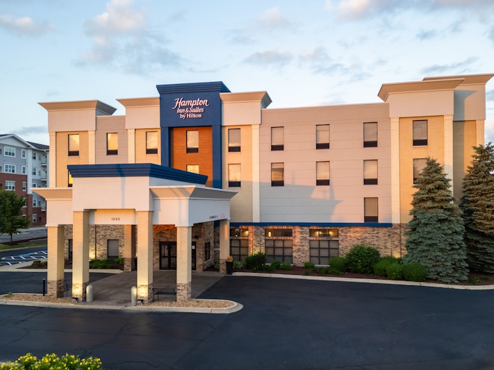 Hampton Inn Suites Addison 4/58