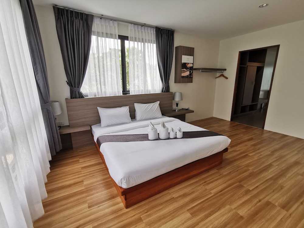 Nana Beach Hotel 37/80