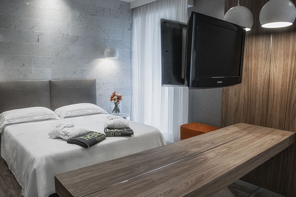 DELUXE, DOUBLE OR TWIN BED