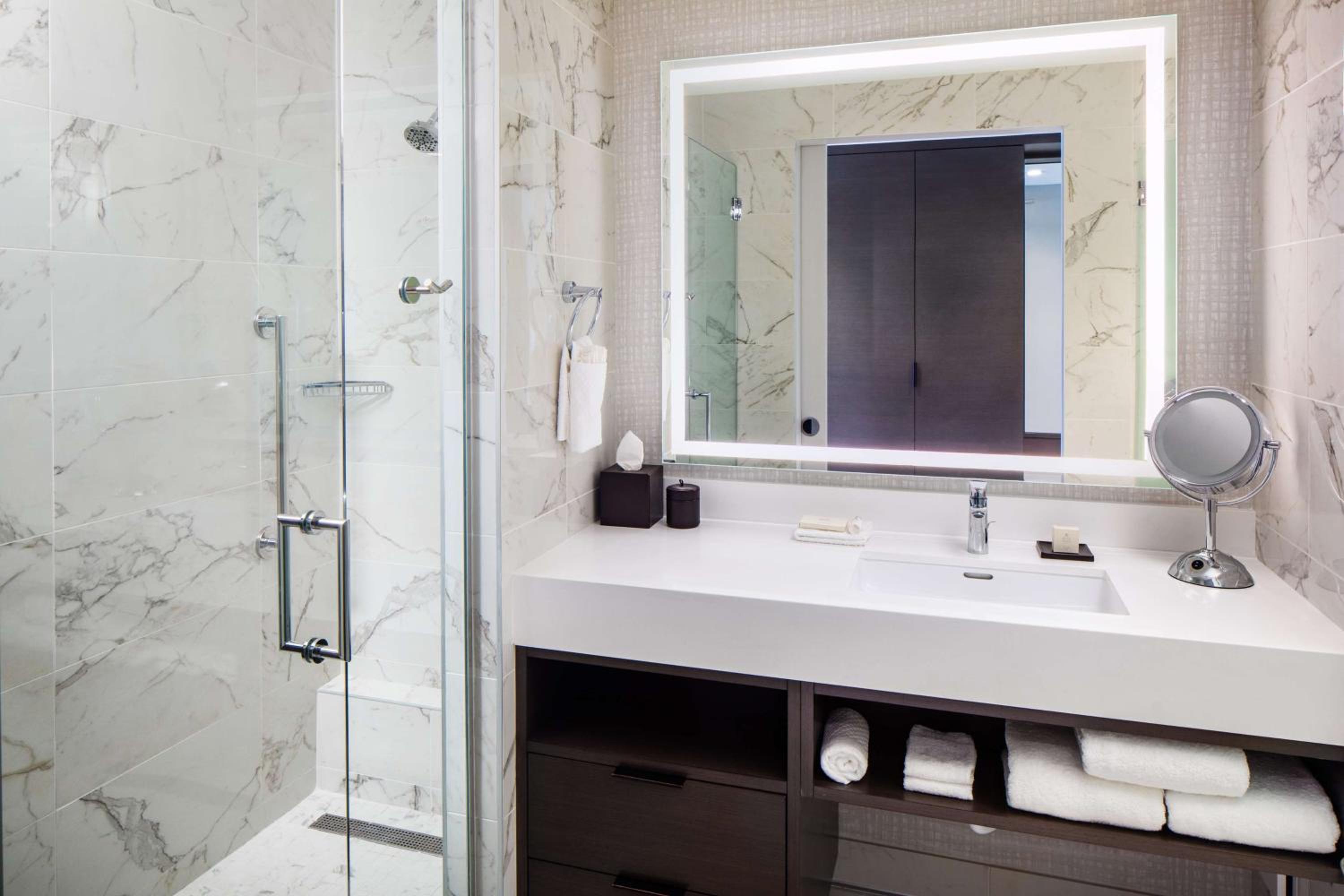 Pure, Wellness, King Bed, Sofa، Hilton Aventura Miami 3/3