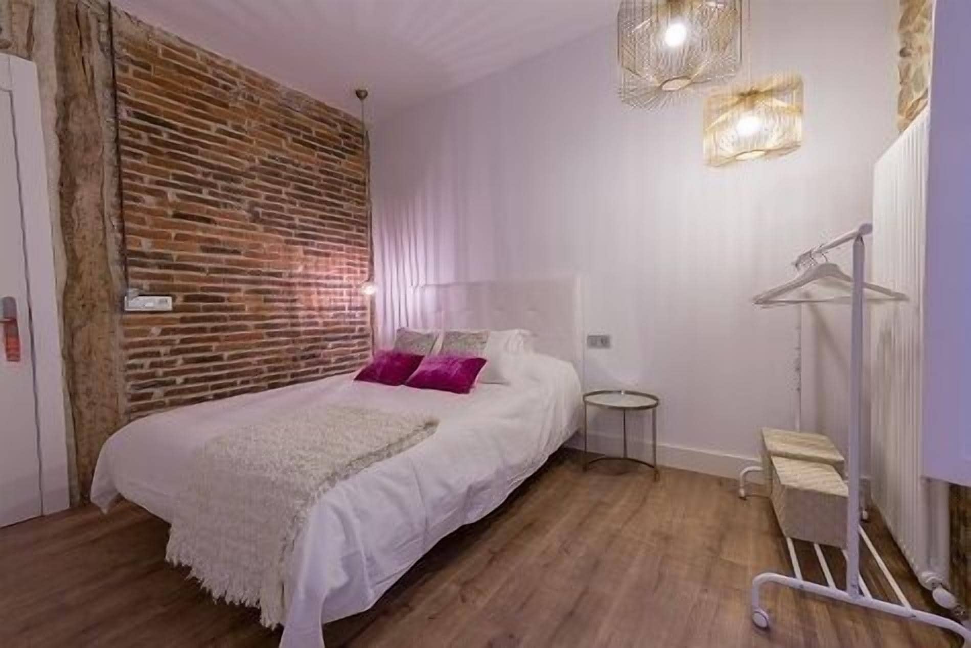 ROOM, DOUBLE BED