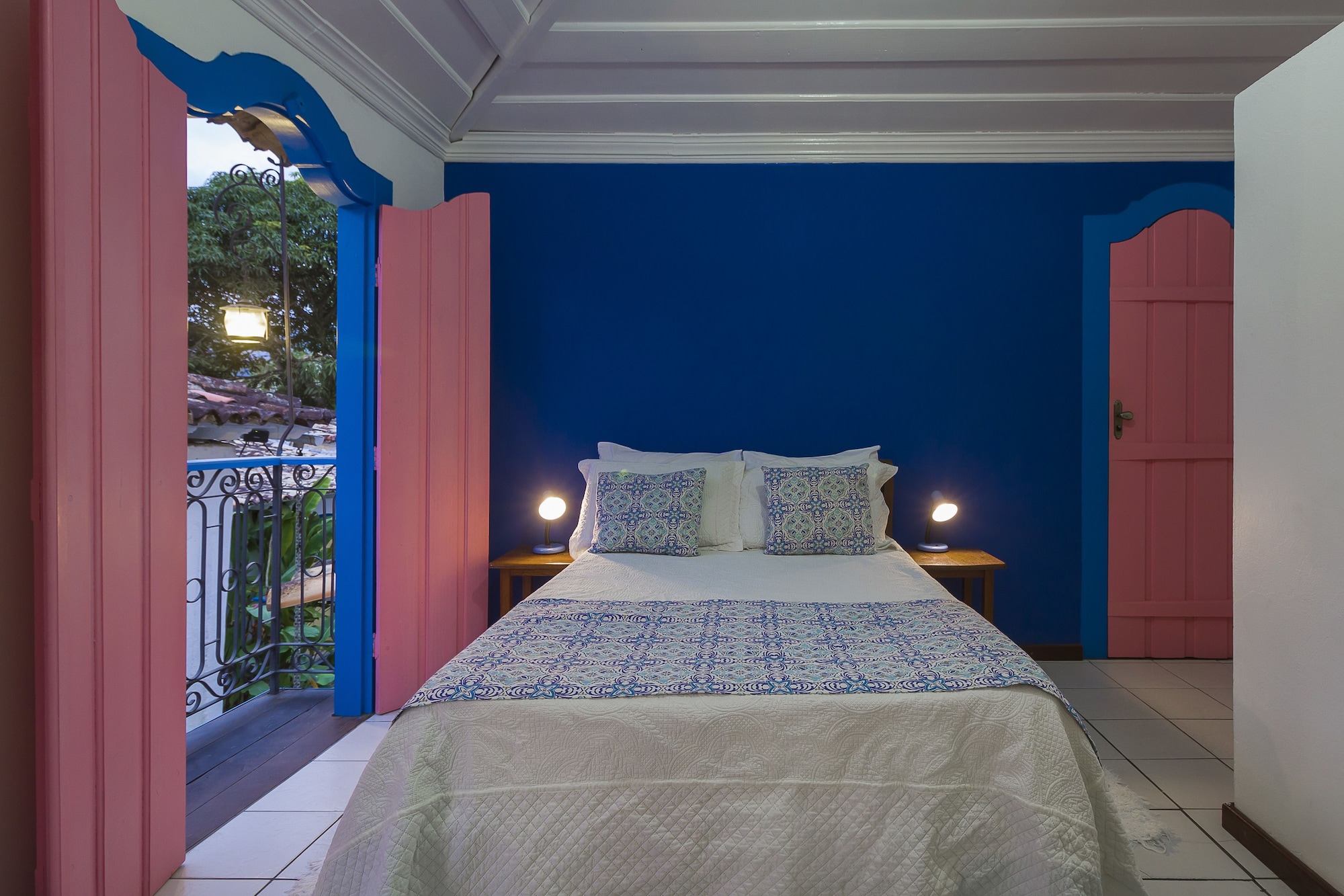 COLONIAL, DOUBLE BED