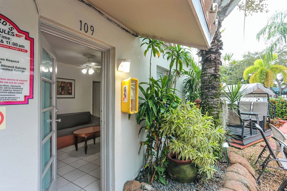 Richards Motel Courtyard 6/50