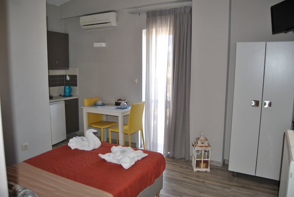 1 BEDROOM, STUDIO