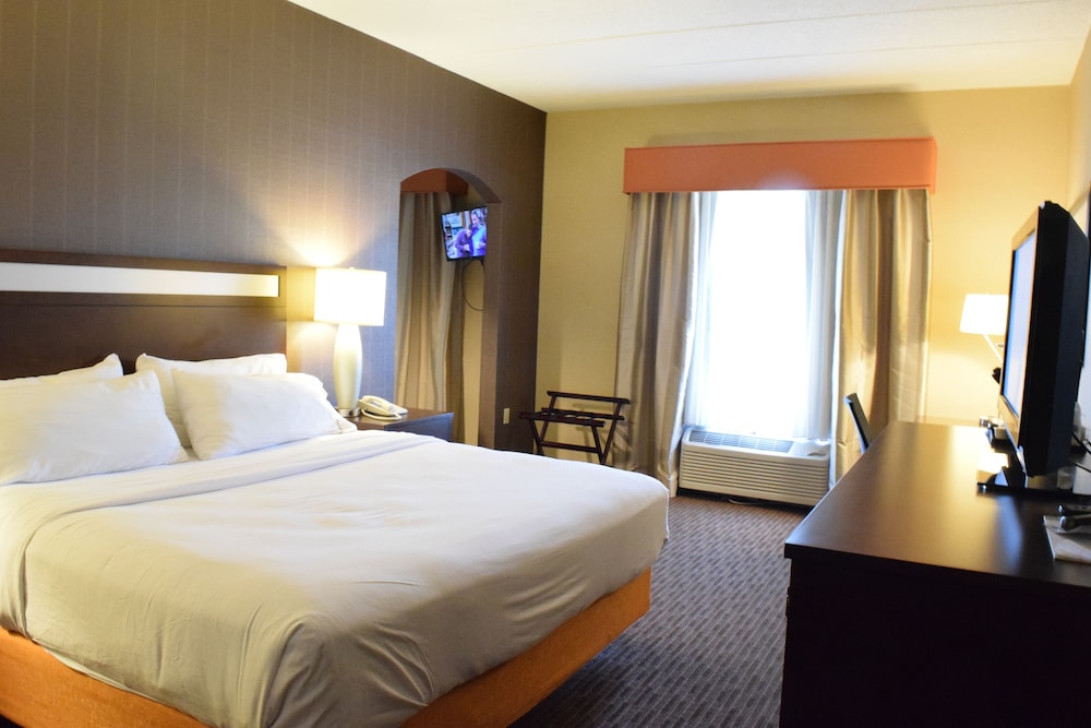 Holiday Inn Express Hotel Amp Suites Watertown Thousand Island 27/56