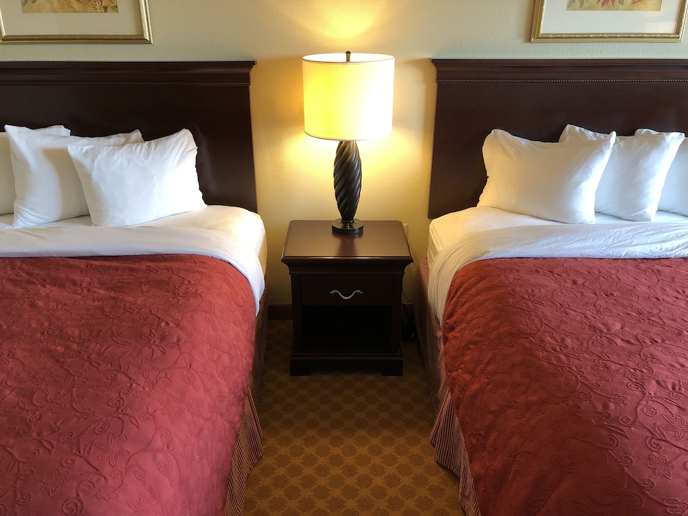 AmericInn by Wyndham Iron Mountain 13/51