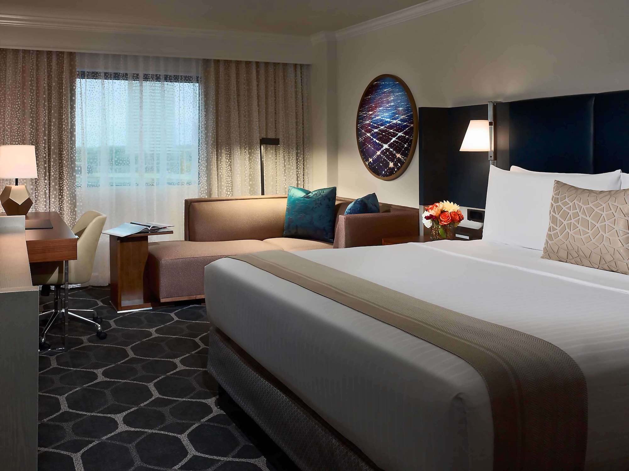 Preferred, King Bed, High Floor, Corner, Accessible, Royal Sonesta Houston Galleria 3/5