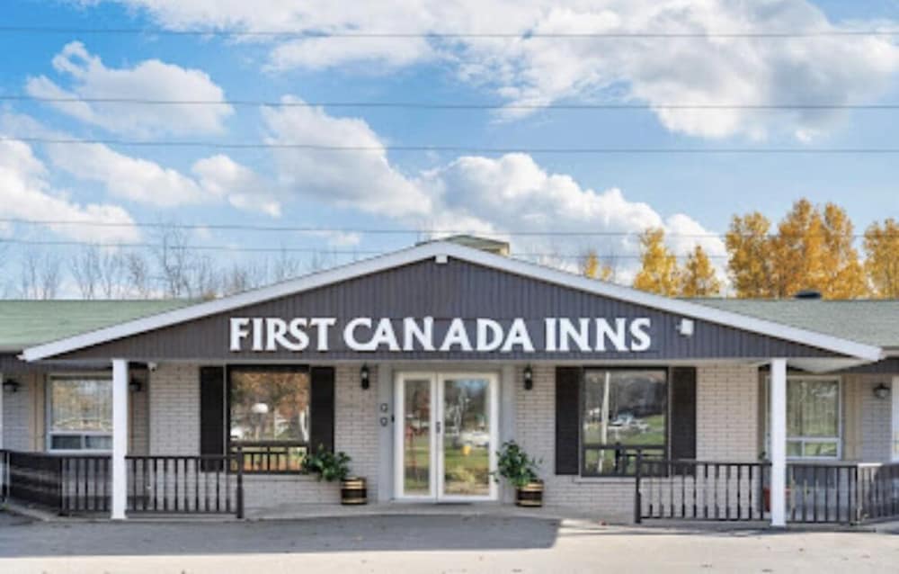 OYO First Canada Hotel Cornwall Hwy 401 ON 2/42