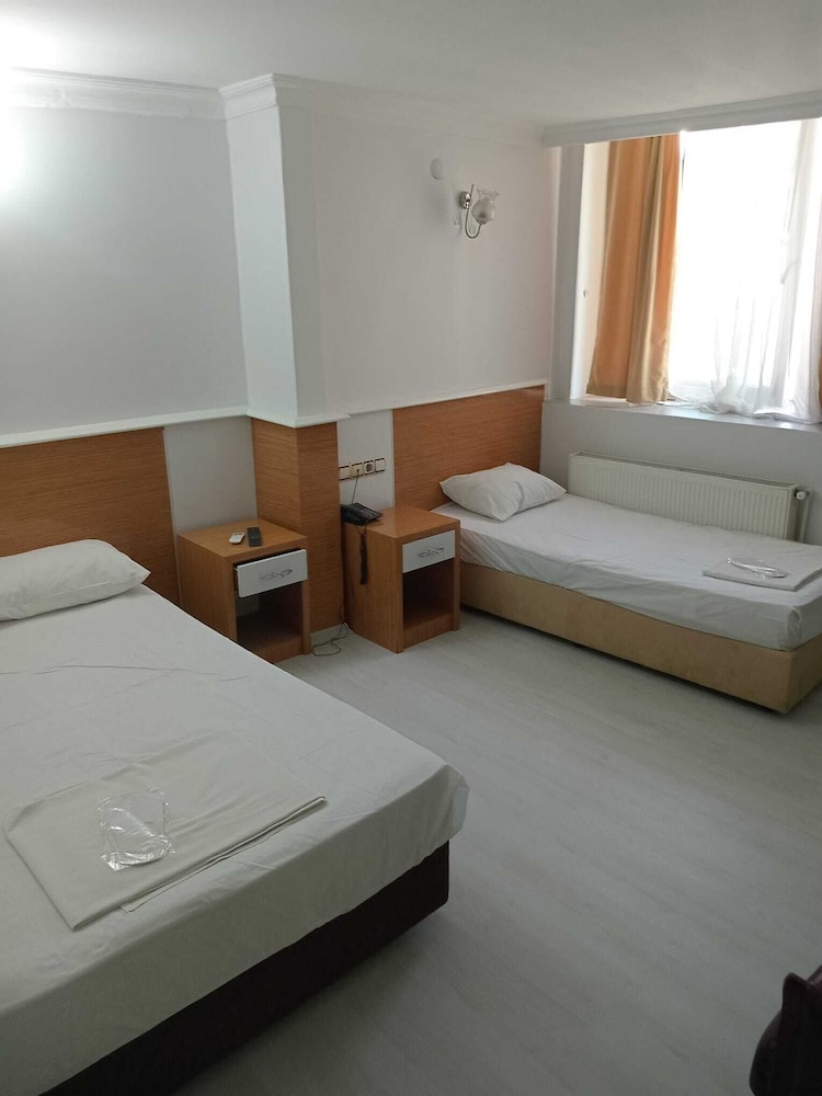 Lal Hotel 18/35