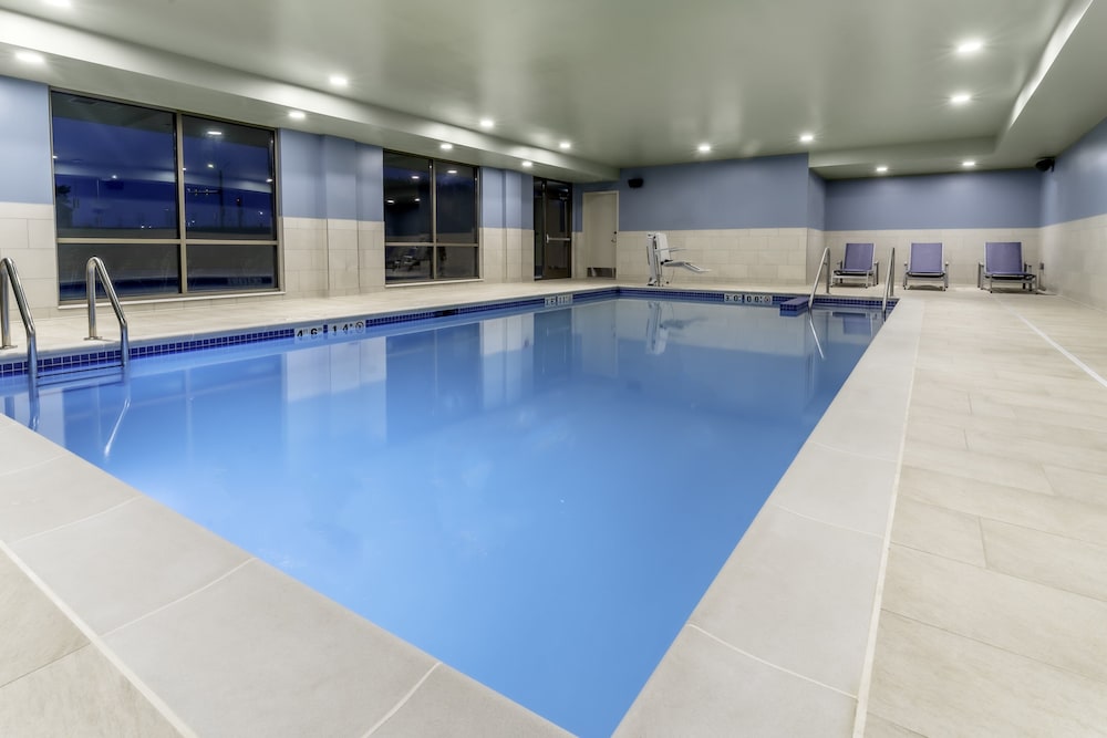 Holiday Inn Express & Suites Milwaukee - West Allis 20/61