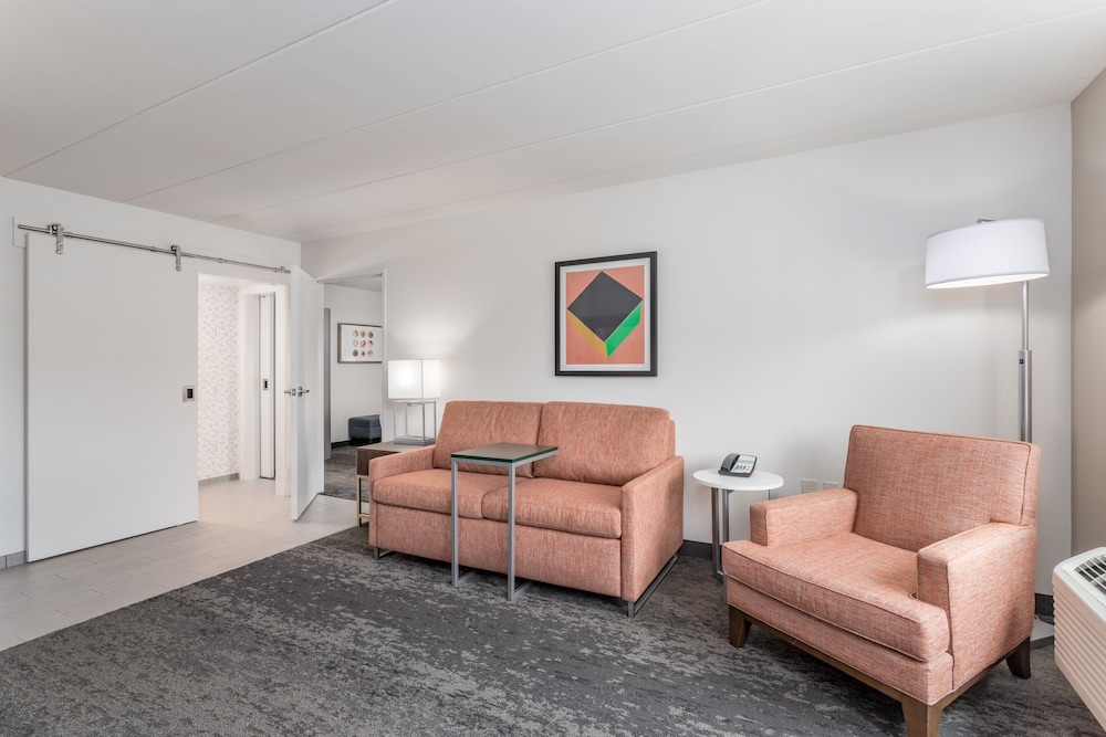 Holiday Inn Columbus an IHG Hotel (ex. Comfort Inn and Suites) 37/58