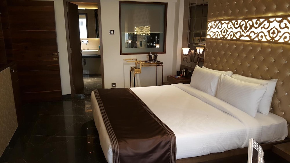 Peninsula Redpine Mumbai 22/58
