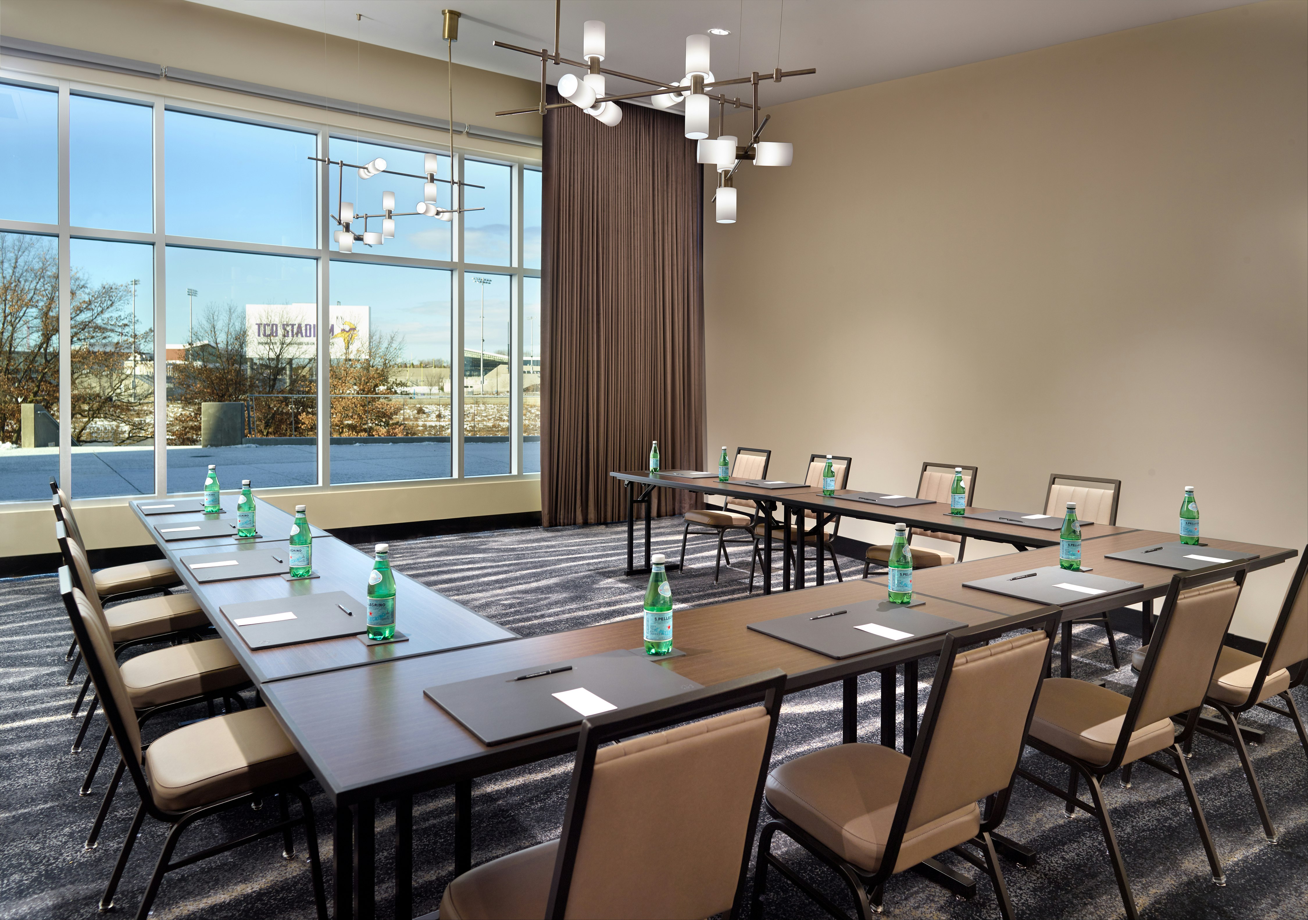 Omni Viking Lakes Hotel 34/39