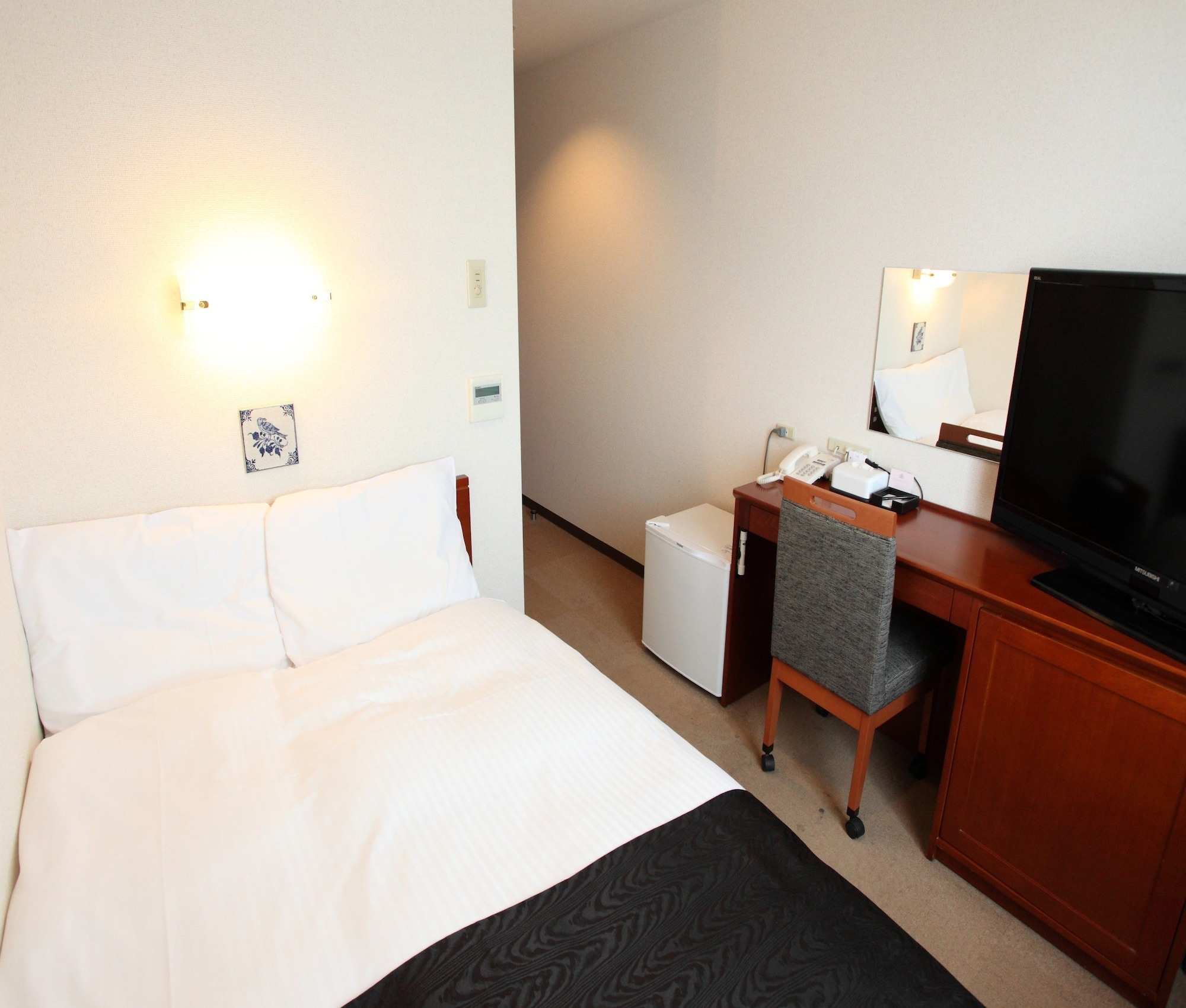 ROOM, SEMI DOUBLE BED