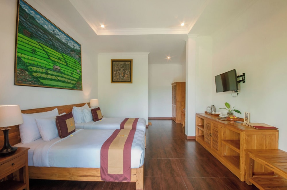 SUPERIOR, TWIN BEDS, NO WINDOW
