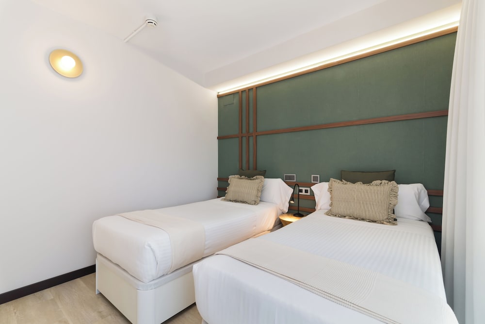 suite, balcony