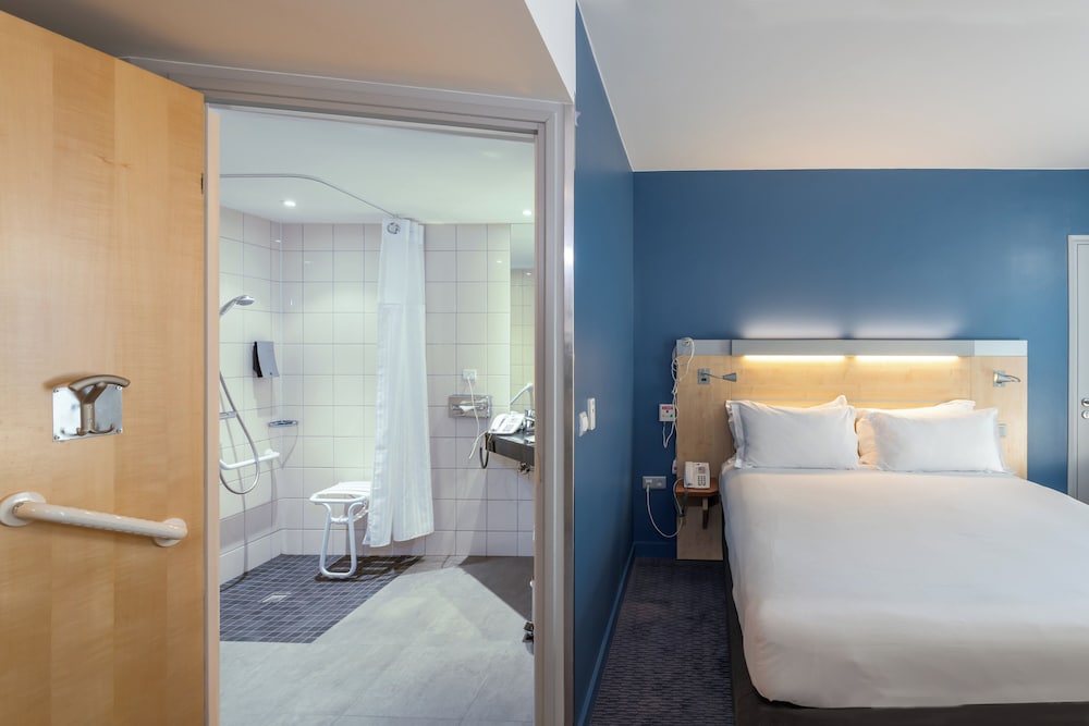 HOLIDAY INN EXPRESS SAINT NAZAIRE 75/76