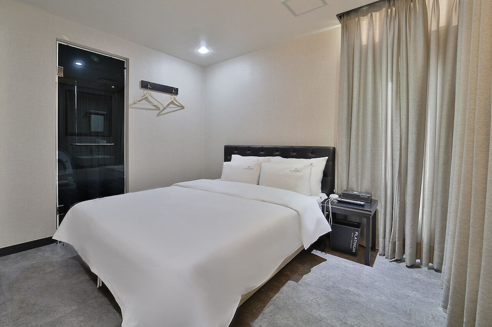 Standard, Double Bed, City View