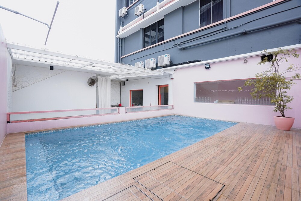 Pink Cabana Hotel 75/78
