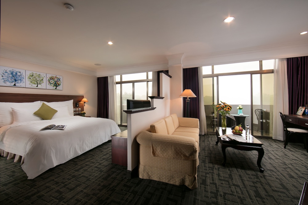 Lake Side Hotel 14/63