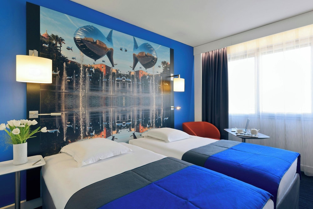 CLASSIC, TWIN BEDS, CITY VIEW