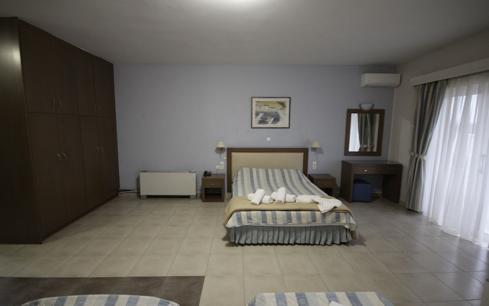 Philoxenia Hotel 25/75