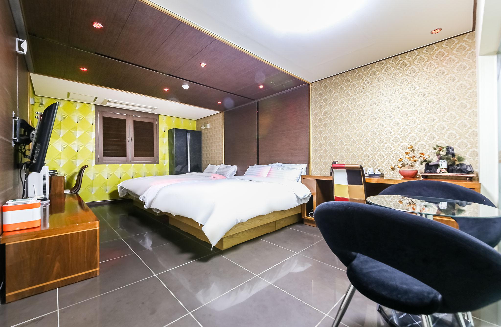 VIP, TWIN BEDS, BATHTUB