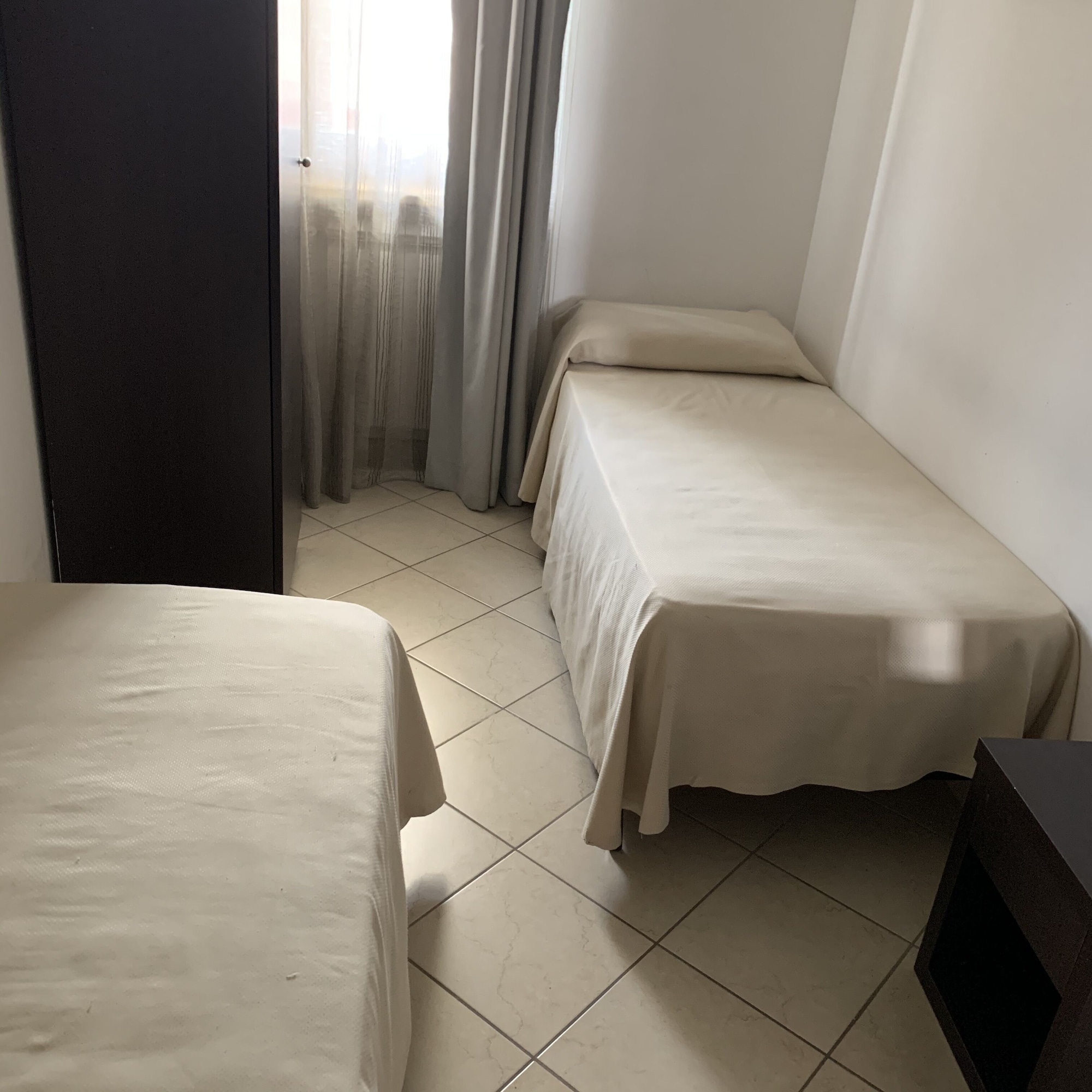 ROOM, TWIN BEDS