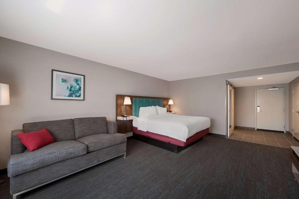 A Victory Hotel and Suites 25/60