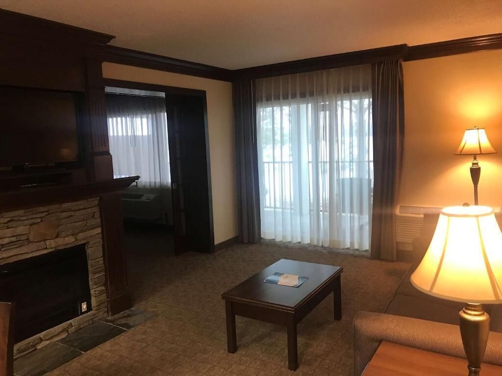 Fourwinds Lakeside Inn Marina 25/48