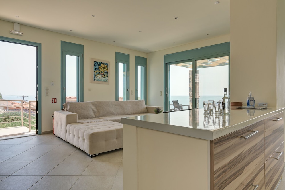 Ouzo Villas 32/50