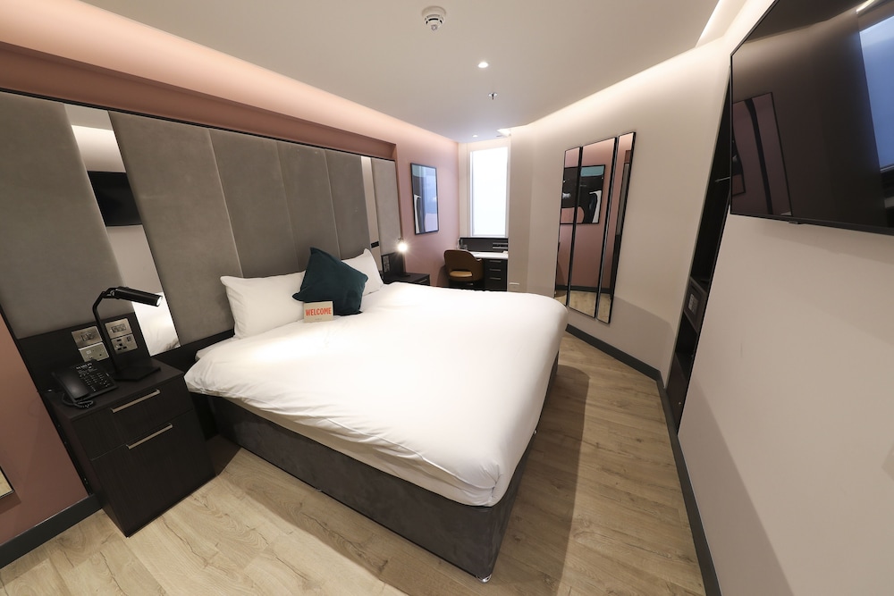 SUPERIOR, KING BED, ACCESSIBLE