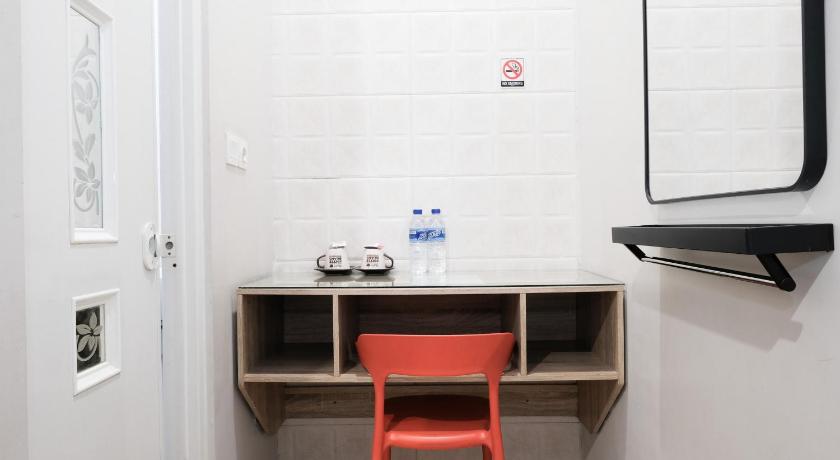 RedDoorz near Ciputra Golf Surabaya 8/50